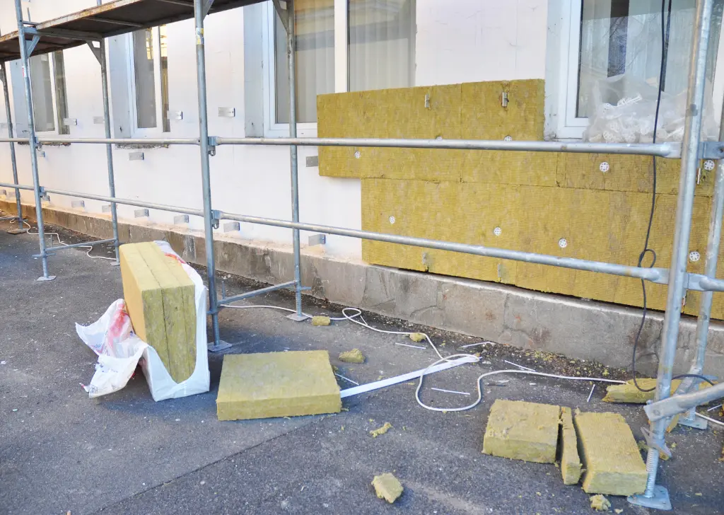 Panneaux de laine de roche posés sur une façade sous échafaudage, isolation par l'extérieur
