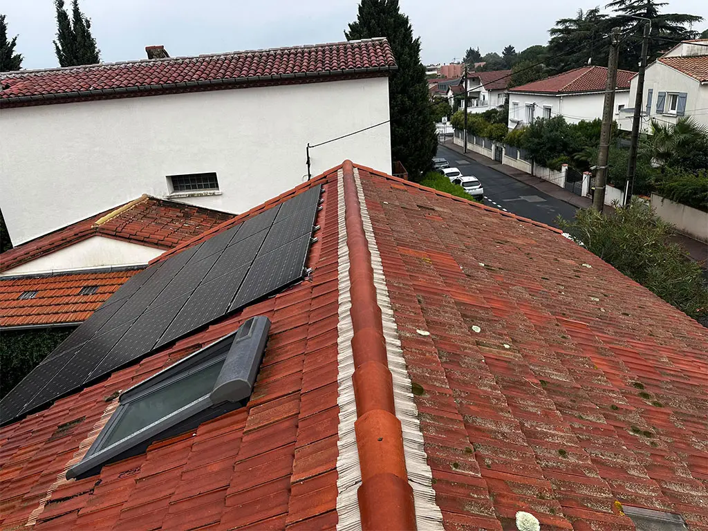 Faîtage en tuiles rouges sur toiture avec panneaux solaires, réfection de faîtage à Montpellier