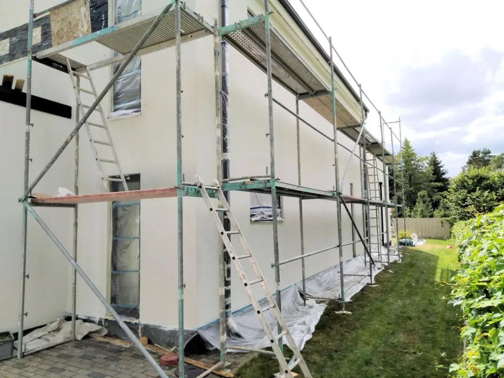 Façade d'une maison sous échafaudage pendant des travaux de ravalement